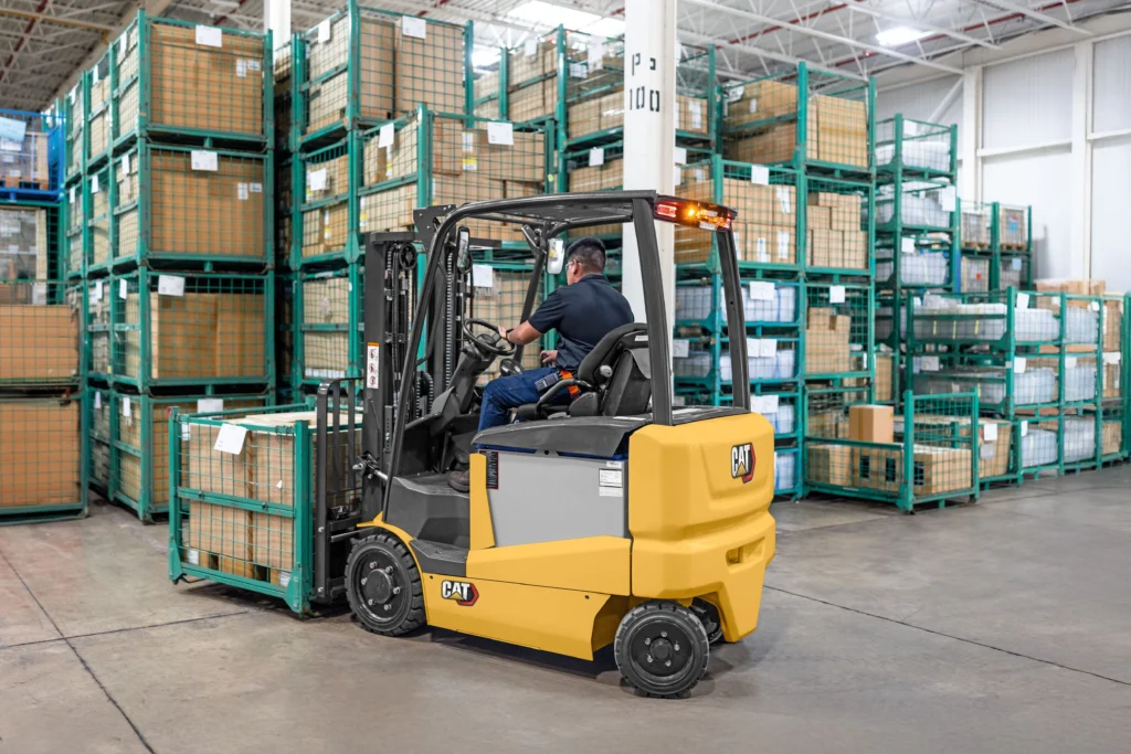 EC22N2-EC30LN2 CAT forklift moving crates