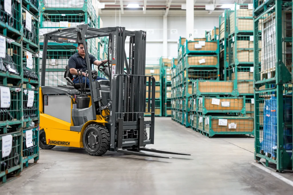 EFG C20Q-C40Q Jungheinrich forklift showcasing maneuverability