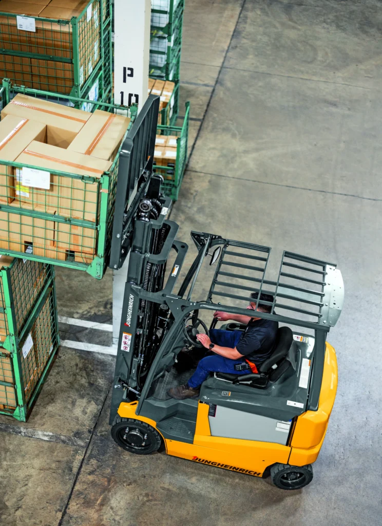 EFG C20Q Jungheinrich forklift lifting up boxes
